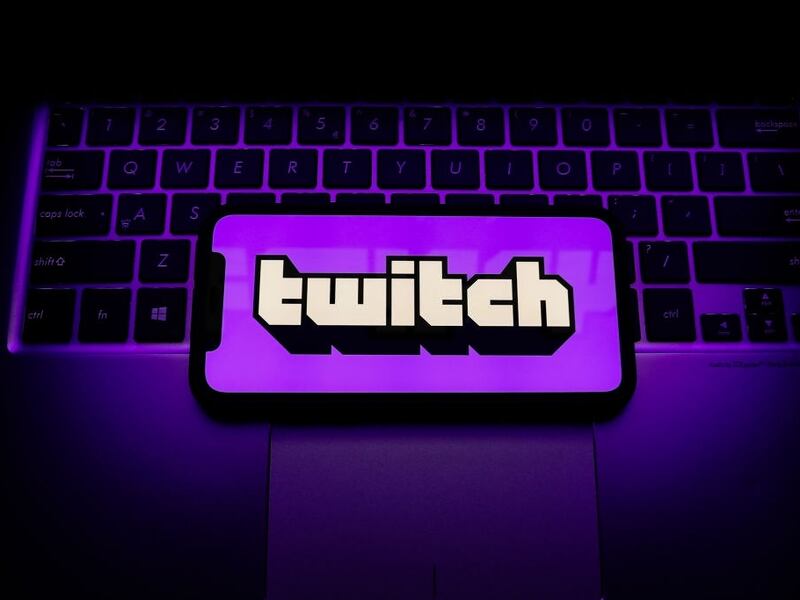 Twitch dinamita los hate raids: ahora pedirá verificar identidad de usuarios antes de comentar