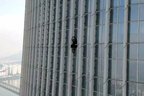 ¿Spiderman eres tú?  Detienen a ciudadano por escalar un rascacielos en Seúl 