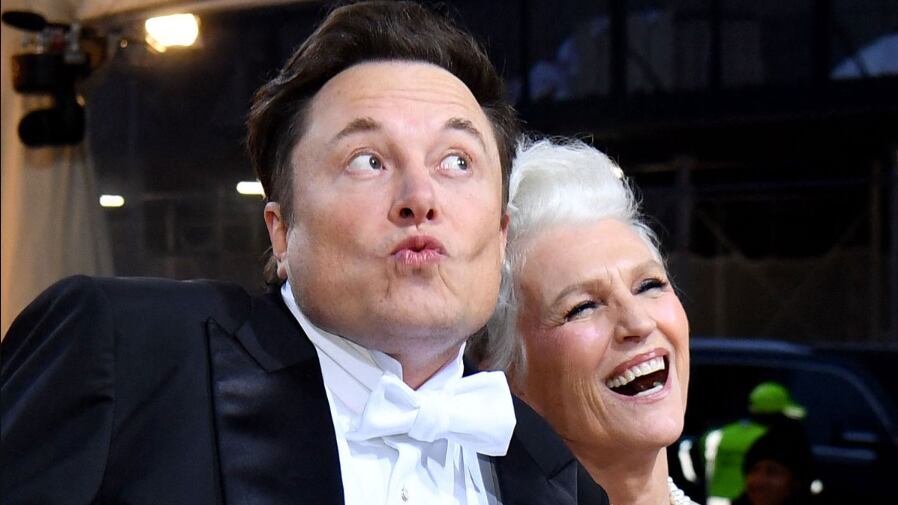 con Maye Musk, su madre