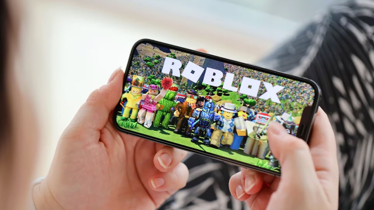 Plataforma de videojuegos en línea y un sistema de creación de videojuegos desarrollado por Roblox Corporation que permite a los usuarios programar y jugar juegos creados por ellos mismos o por otros usuarios. (Foto: Redes sociales)