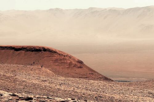 Rover de la NASA escaló una enorme montaña en Marte y capturó este impresionante paisaje del planeta rojo