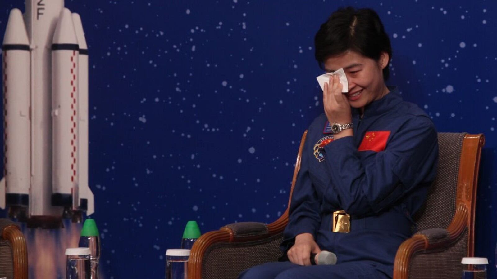 La taikonauta, llorando durante un evento.