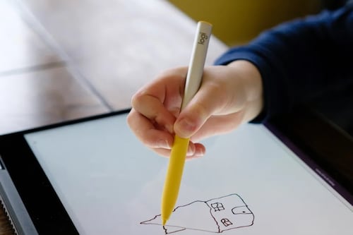 Logitech presenta su nuevo lápiz óptico llamado Pen, ideal para Chromebooks en el salón de clases