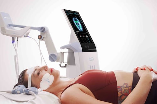 Emface: en qué consiste esta técnica de ‘yoga facial’ y tecnología de precisión