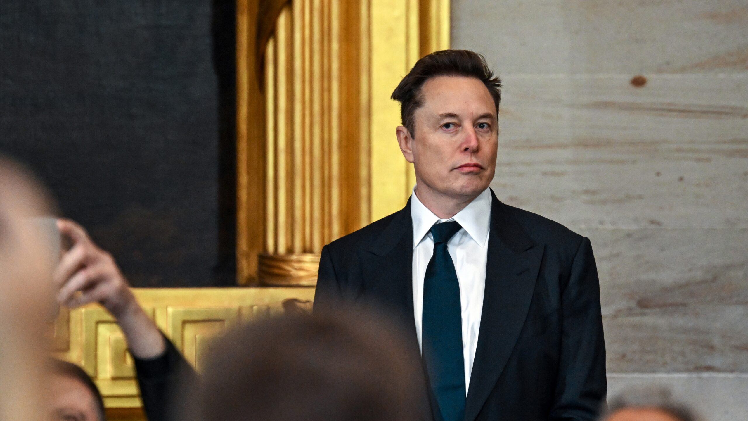 Elon Musk hace denuncia sobre “computadoras de dinero mágico” en departamentos estatales