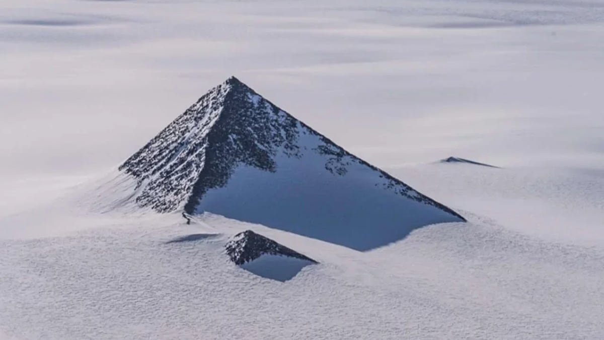 Pyramid Mountain en las Montañas Quartermain de la Antártida
