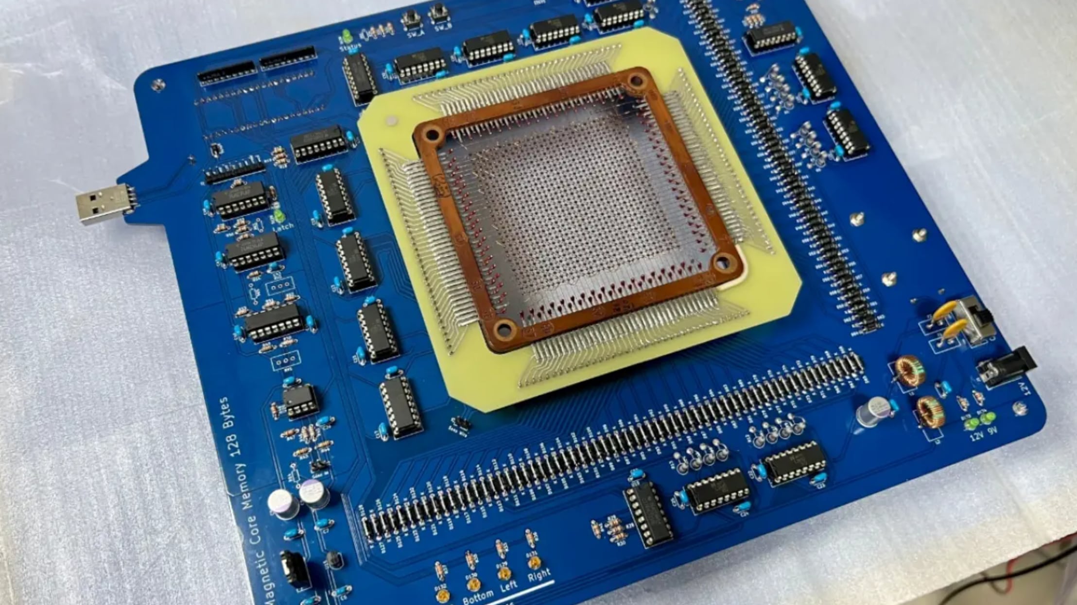 El USB más extraño del mundo@dydt_Nao