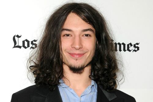 Ezra Miller sigue en el ojo del huracán: ahora ofreció a joven noquearlo en video