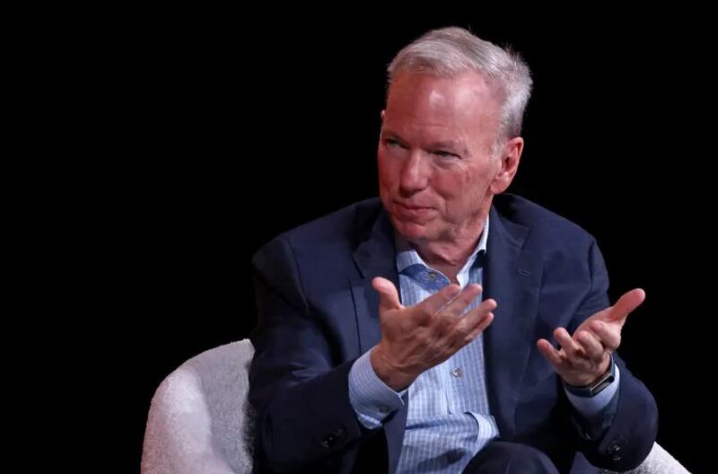 El ex director ejecutivo de Google, Eric Schmidt, dijo que las computadoras avanzadas con inteligencia artificial se alojarán en bases militares en Estados Unidos y China. | Referencial