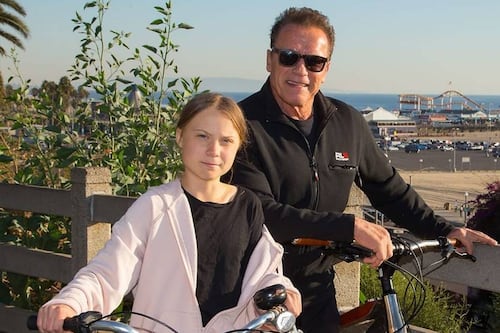 Terminator pasea con Greta Thunberg en bicicleta y se hace viral