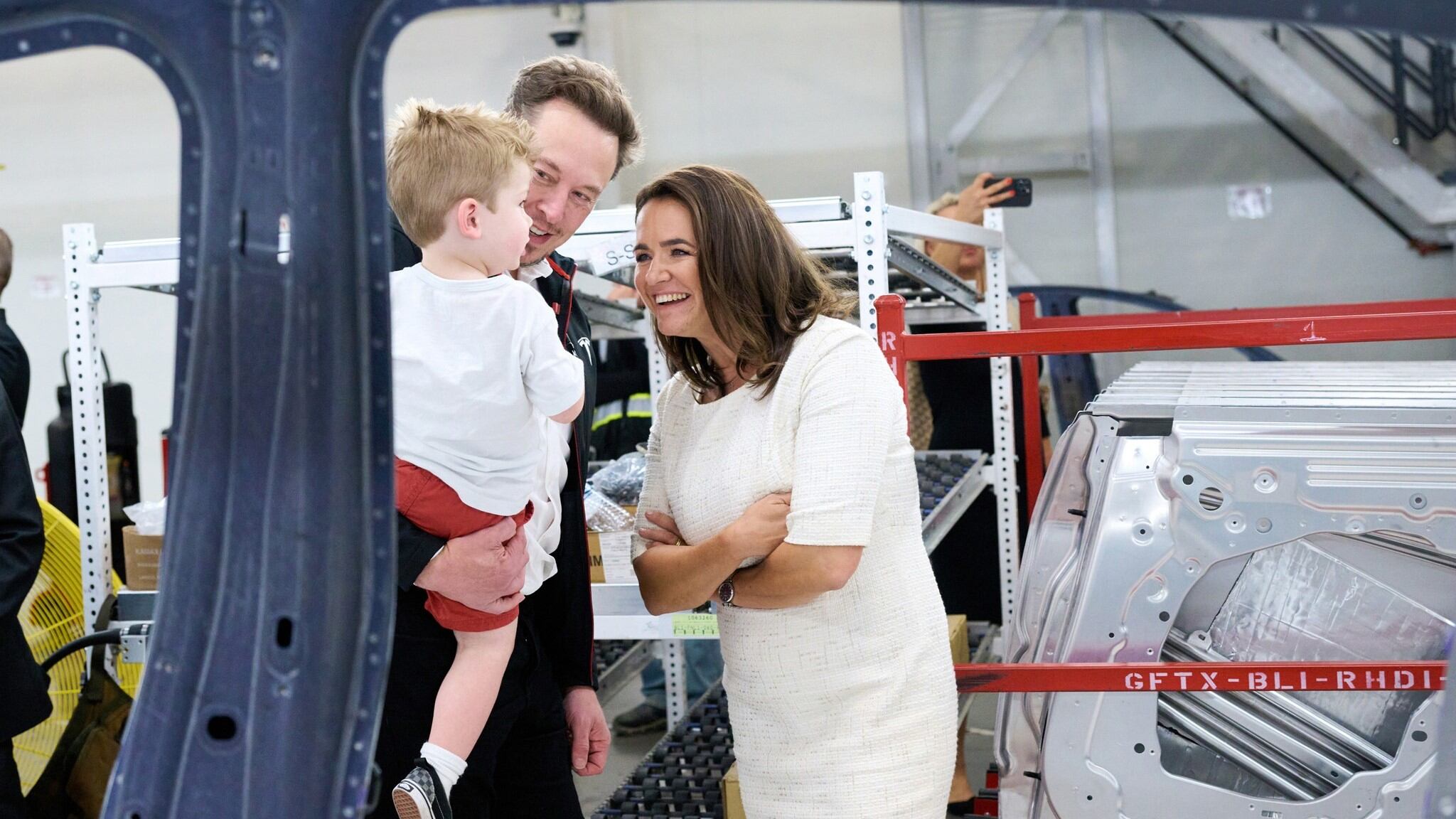 Elon Musk, la presidenta de Hungría, Katalin Novak, y el hijo del magnate