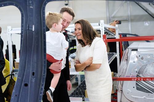 Elon Musk llevó de paseo a la presidenta de Hungría en el Tesla Cybertruck