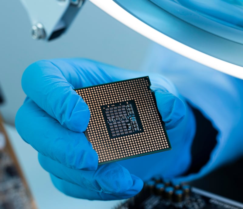 Las ventas globales de semiconductores alcanzaron 791,700 millones de dólares en 2025, un 25.6% más que en 2024. Dicha cifra estableció un récord histórico. Foto: Freepik.