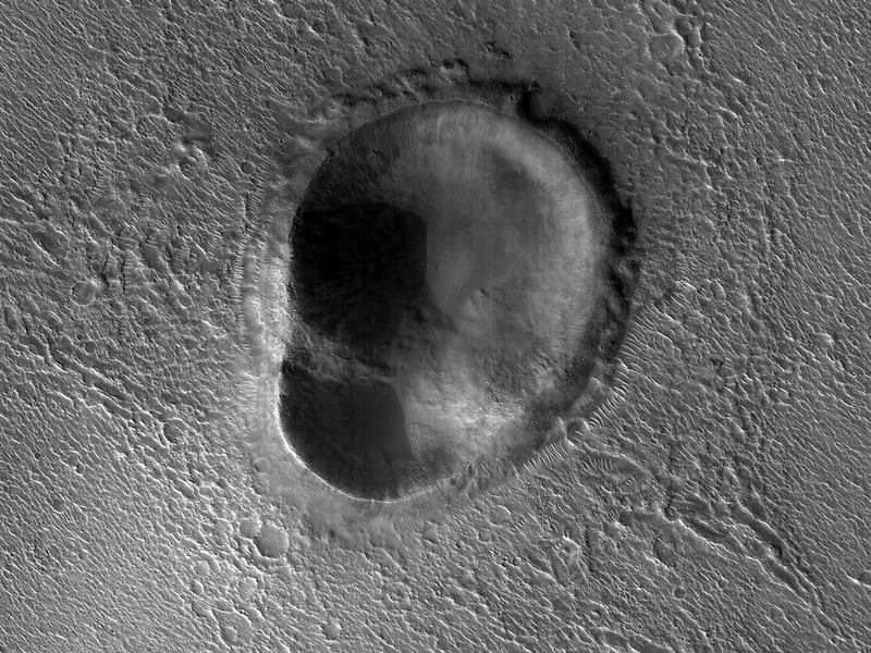 El Mars Reconnaissance Orbiter de la NASA halló un cráter con forma de oreja en el planeta rojo.