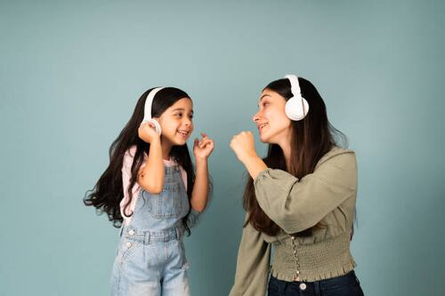 Día de la madre: 15 mamás chilenas nos cuentan sobre la música y tecnología de audio que comparten en familia