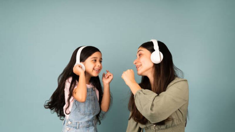 Día de la madre: 15 mamás chilenas nos cuentan sobre la música y tecnología de audio que comparten en familia