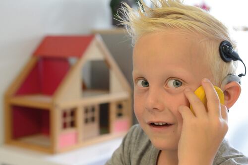 Los implantes cocleares benefician a miles de personas con problemas auditivos