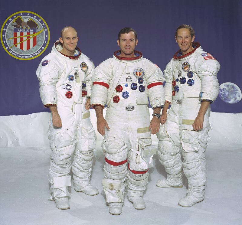 Thomas K. Mattingly II,  John W. Young y Charles M. Duke Jr. en enero de 1972.