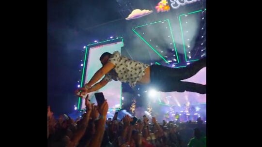 Eduin Caz se lanzó contra el público