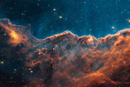 Acantilados Cósmicos: el impactante espectáculo estelar captado por el Telescopio Espacial James Webb