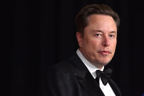 ¿Elon Musk invirtió mil millones de dólares en un estudio de cine anti-woke junto a Mel Gibson?