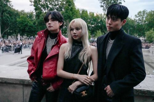 V de BTS, Lisa de BLACKPINK y el actor Park Bo-Gum se reúnen en París para desfile de CELINE