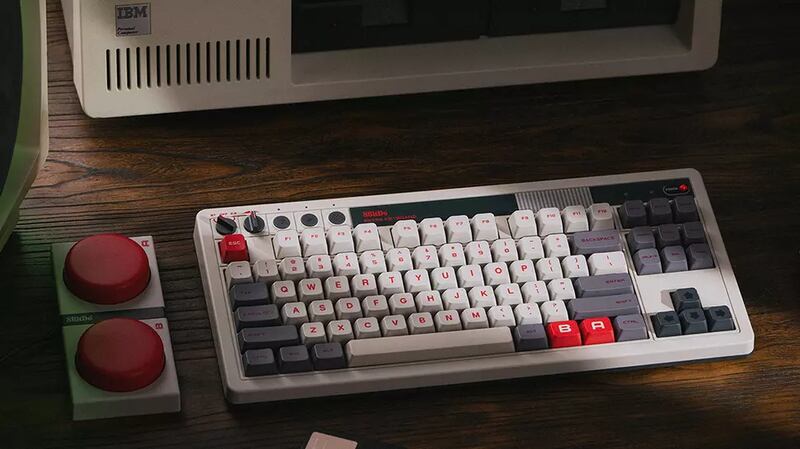 8BitDo presenta su Retro Mechanical Keyboard: un teclado que se inspira en el mando de la NES de Nintendo, con todo y botones gigantes.