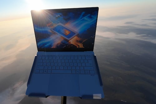 INÉDITO | Experimento estratosférico: Lanzan la ExpertBook Ultra por encima del Everest