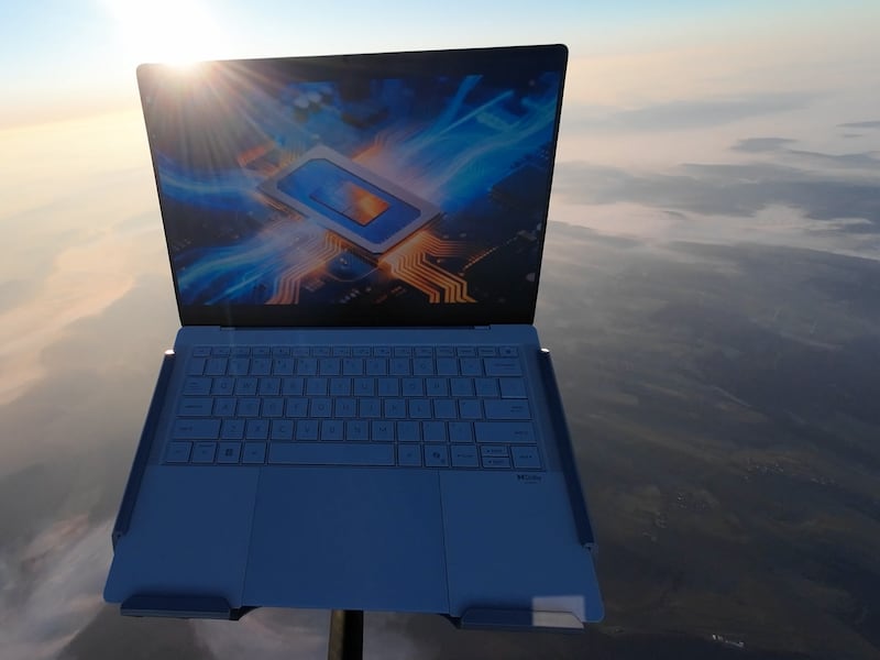 INÉDITO | Experimento estratosférico: Lanzan la ExpertBook Ultra por encima del Everest