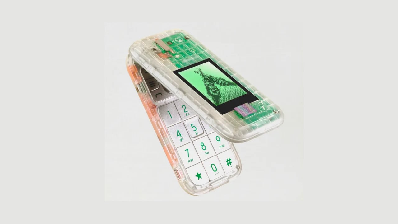 HMD Global, fabricante de los teléfono Nokia se une a la cerveza Heineken para dar vida al Boring Phone. El celular perfecto para no saturarse.
