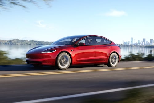 Tesla vs BYD: ¿Cómo son las baterías de las dos marcas de autos eléctricos más relevantes del mercado?
