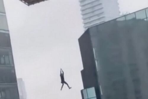 ¿El Hombre Araña? Joven se viraliza en TikTok después de quedar colgado de un edificio