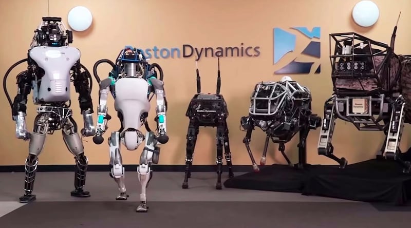 El prototipo Atlas de Boston Dynamics es capaz de lanzar objetos pesados.