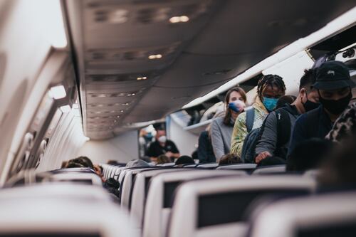 COVID-19: negarse a usar una mascarilla en un avión podría costar hasta $3.000 en multas