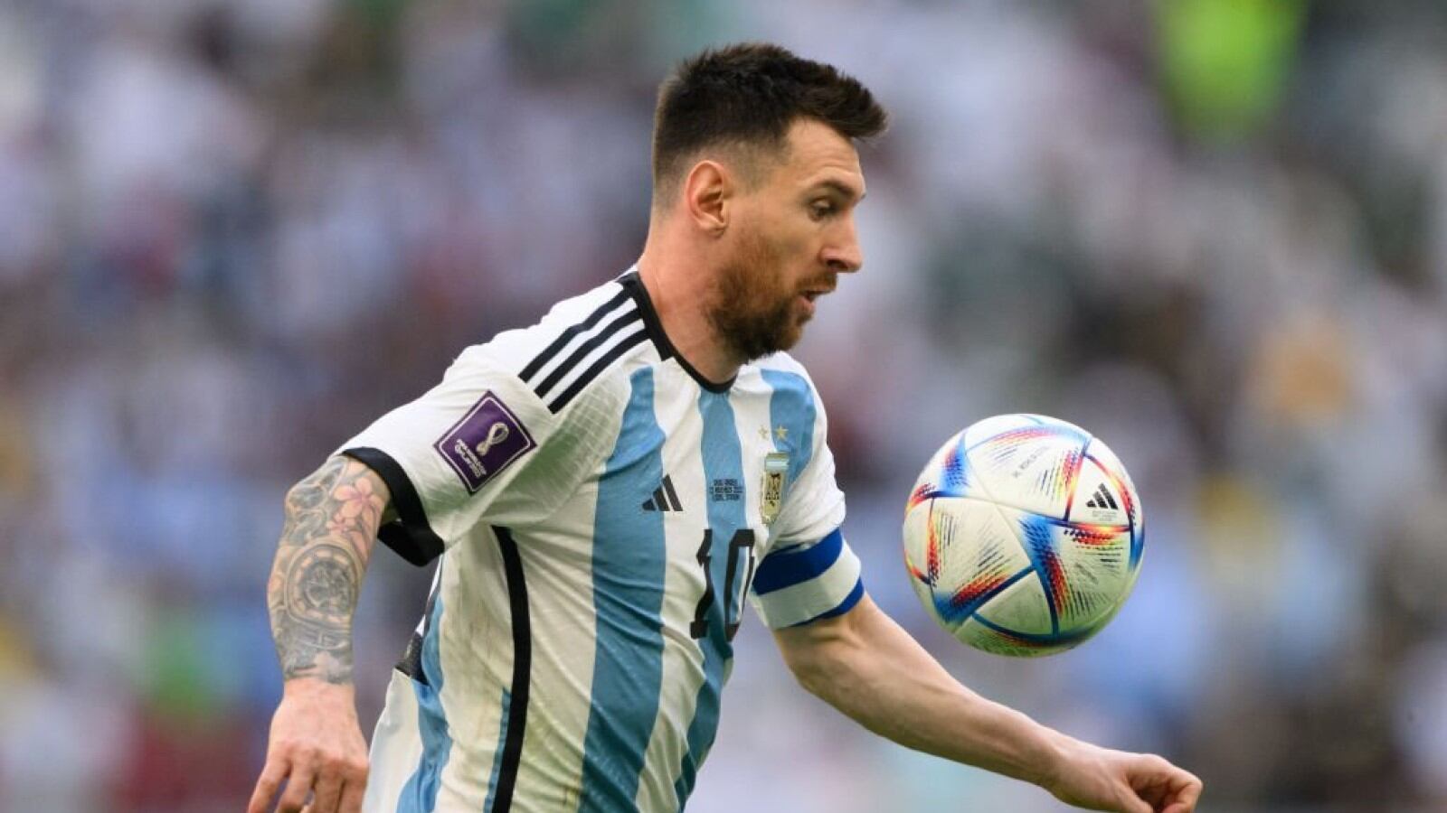 Leo Messi con Al Rihla, el balón oficial del mundial