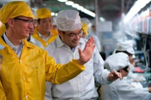 Tim Cook realizó visita a una fábrica de Foxconn en su primer viaje a China