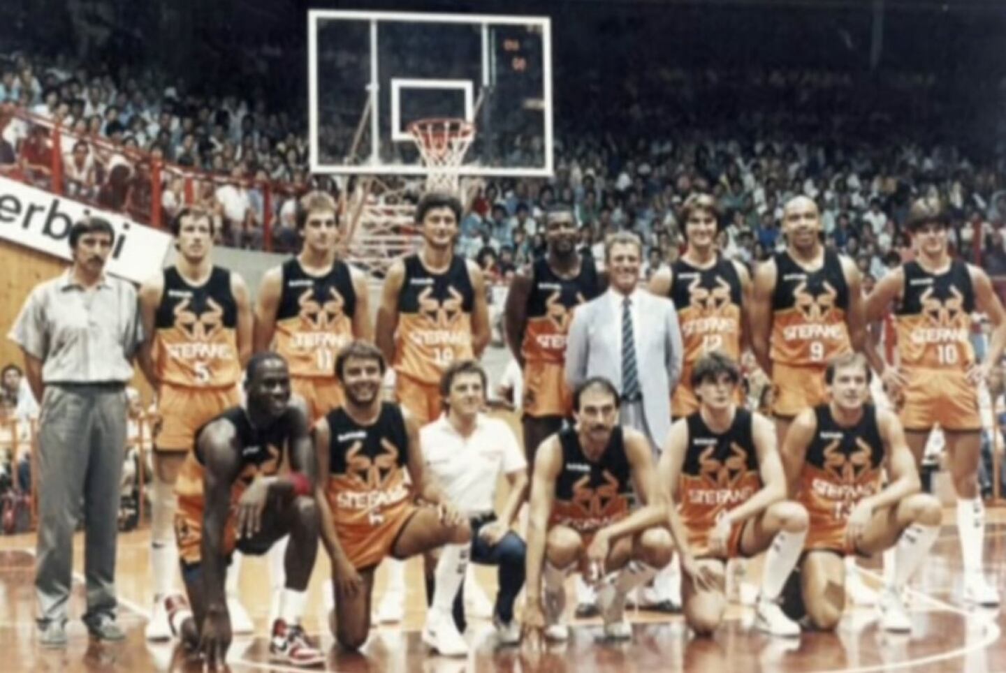 Michael Jordan destrozó un tablero en Italia: las zapatillas Nike que ...