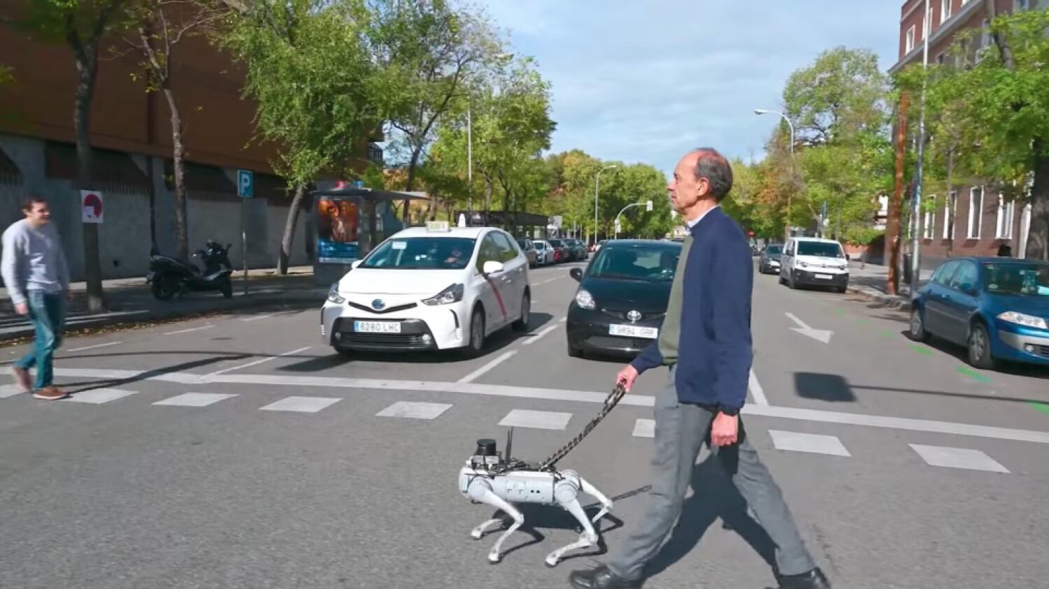 Usuario con Tefi, el perro robot lazarillo