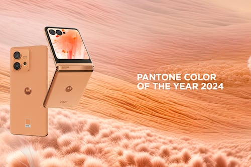 Motorola razr 40 ultra se viste de Peach Fuzz: el color del año 2024 de Pantone