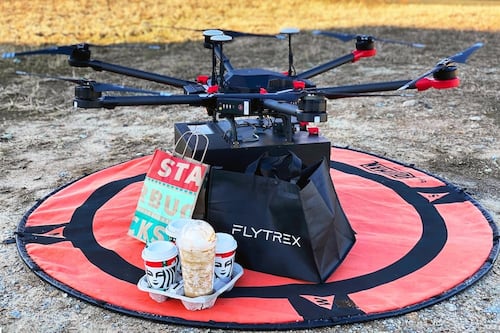 El dron delivery ya funciona y los clientes graban videos fascinados de cómo reciben una entrega de Starbucks