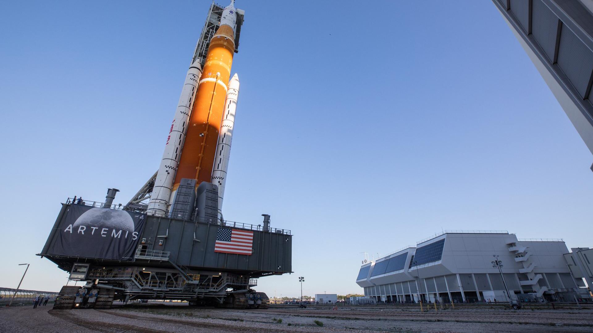 Este cohete llevará a la nave Orion hasta la órbita de la Luna.