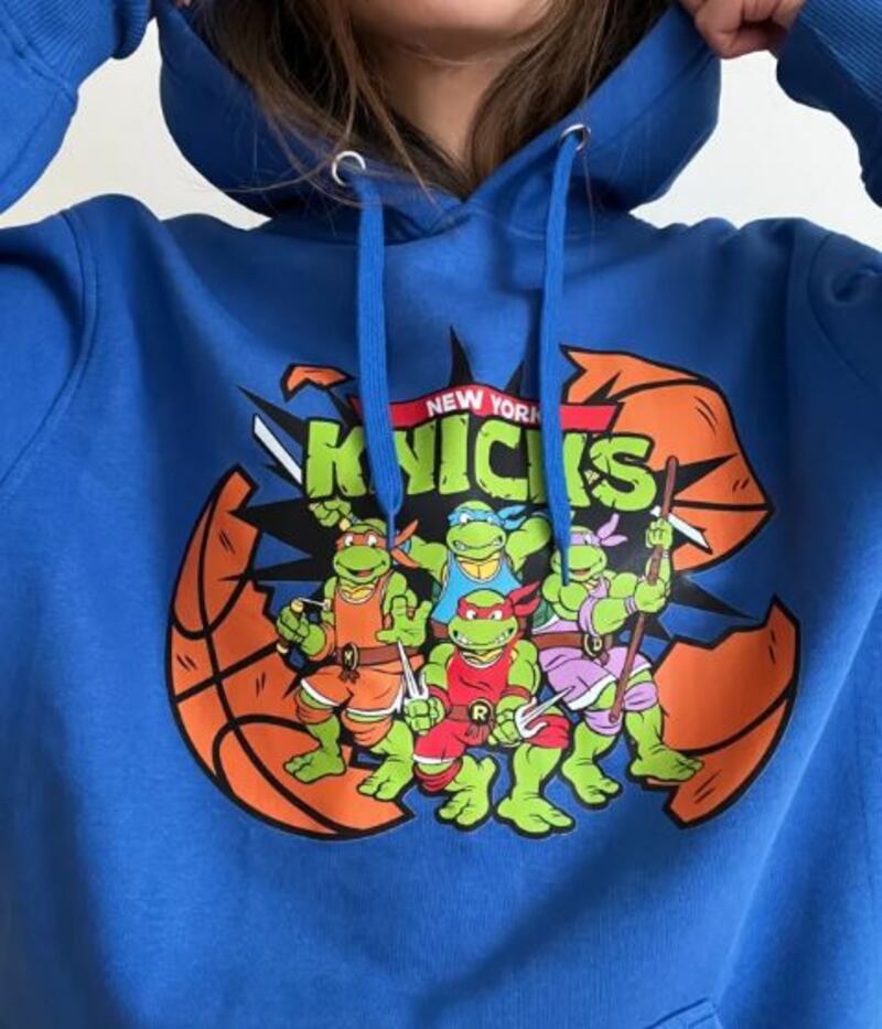 Modelo con las tortugas y los Knicks.