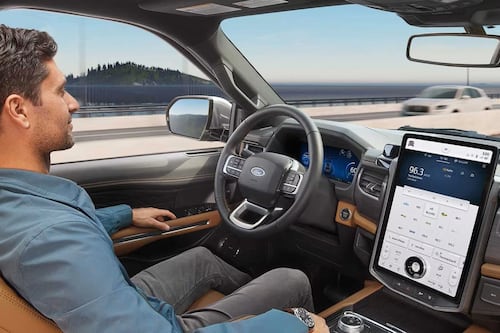 Ford lanza su tecnología para conducir con la vista, sin necesidad del volante: así es BlueCruise