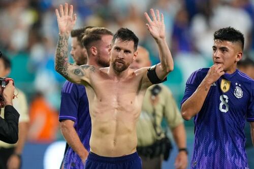 Inteligencia Artificial presenta a Leo Messi, Cristiano Ronaldo y otros futbolistas como estrellas del Glam Rock