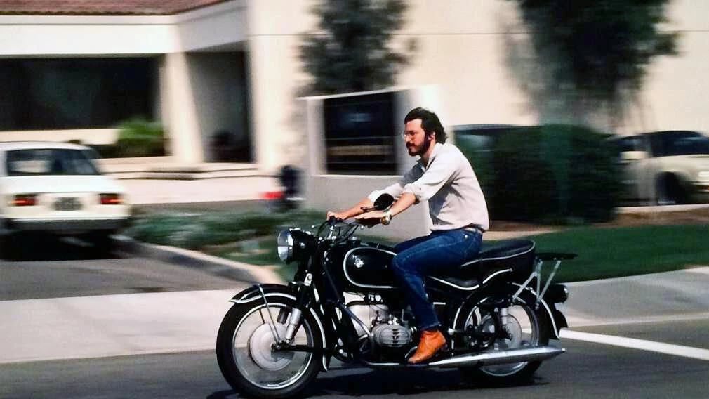 Steve Jobs solía aparcar su moto BMW R60/2 de 1966 junto a un piano y un par de máquinas arcade en las oficinas de Apple por una razón estratégica.