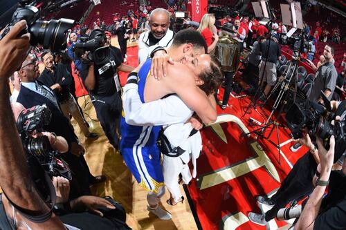 Steph Curry rinde tributo a las madres con nuevas zapatillas Under Armour