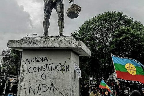 Video: Grupo de manifestantes quitan busto de estatua militar y ponen su cabeza en manos de Caupolicán