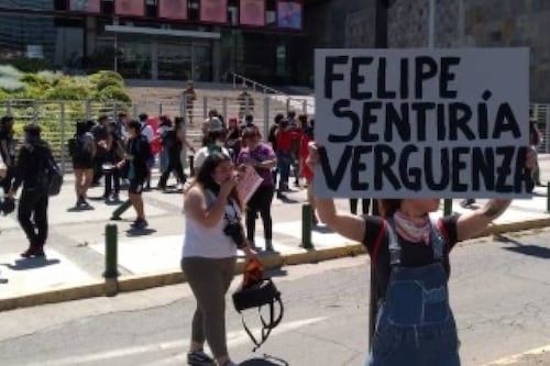 Chile: se producen protestas a las afueras de canales de televisión