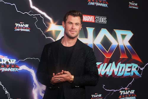 Chris Hemsworth impresiona a sus fans tras video haciendo ejercicios: “Juro que vi el martillo de Thor”