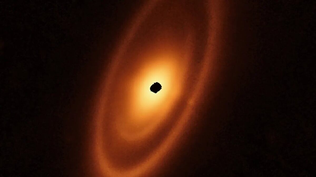 disco circunestelar de la estrella Vega visto por el telescopio Webb